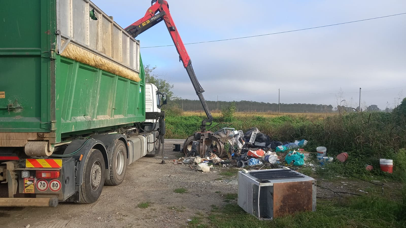 In corso la rimozione dei rifiuti abbandonati lungo la SP 9 a Torrevecchia Pia